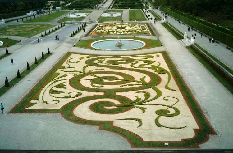 prydnads-grus-i-trädgården-design-formell-fransk-trädgård-blommig-ovan-struktur