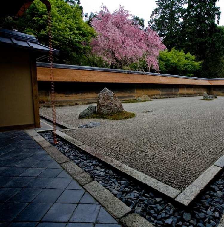 dekorativ-grus-i-trädgården-design-japansk-trädgård-sten-trottoar-geometrisk-zen