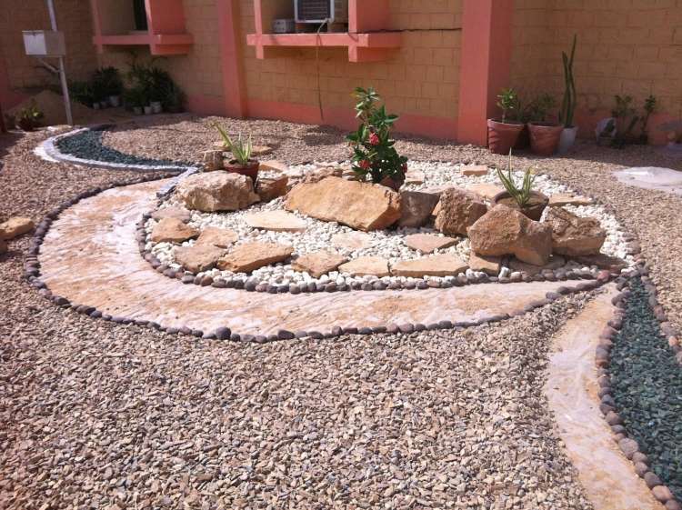 Prydnads-grus-i-trädgården-design-kombination-sten-betong-grus-planter-färger