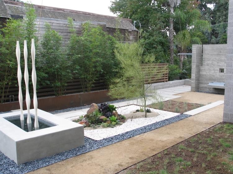Dekorativ-grus-i-trädgården-design-modern-design-skulptur-sten-trädgård-sand-vägar-integritetsskydd