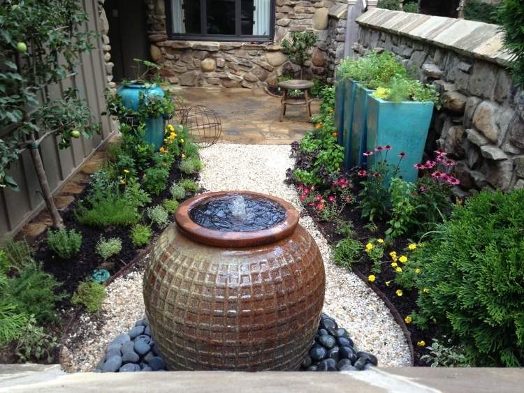 dekorativ-grus-i-trädgården-design-ekologiskt planterade-kanna-fontän-bakgård-vatten