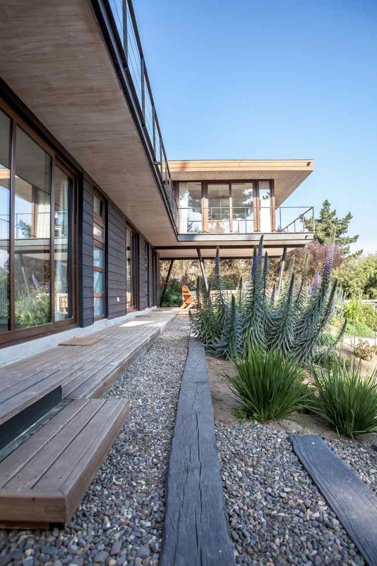 dekorativ-grus-i-trädgården-design-terrass-säng-trappor-trä-växt-modern