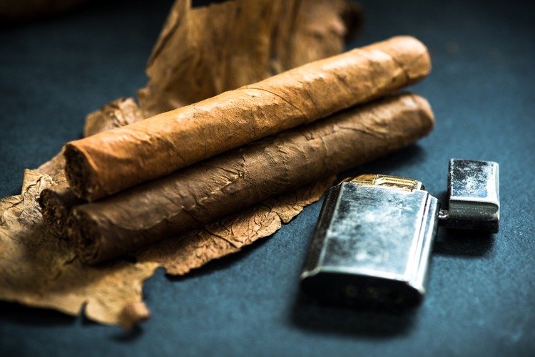 Typer av cigarrer färg tobak lämnar gas lättare