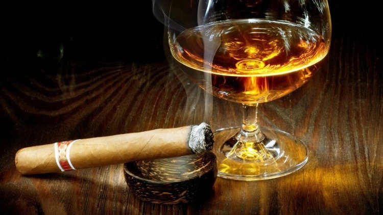 Cigarrer röker i kombination med whisky