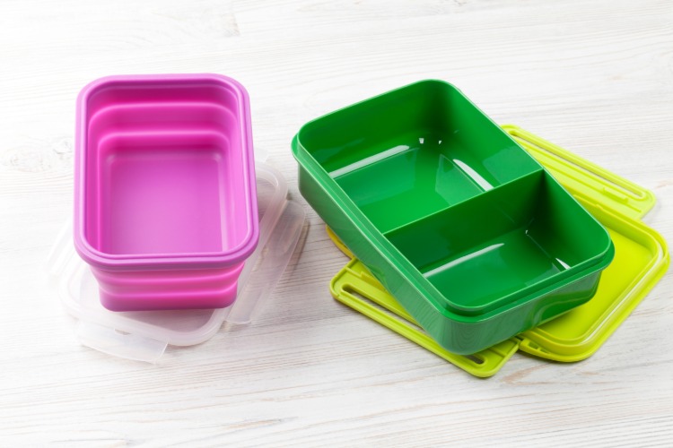 plastbehållare i olika färger för förvaring av färska produkter