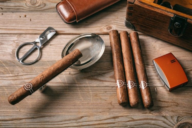 behåll ett par kubanska cigarrer med askkoppar i trälåda med läderfodral