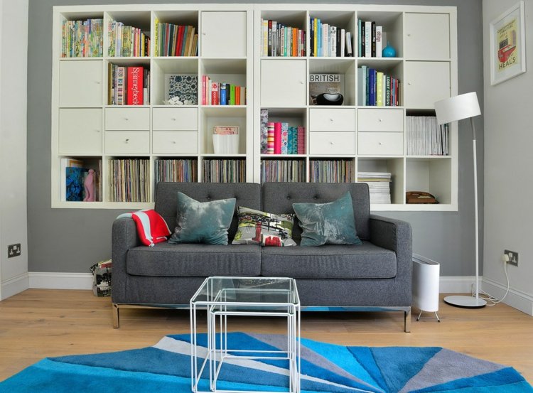 rumstädning-tips-hylla-inbyggd-soffa-matta-soffbord-dekorativ kudde-golvlampa-korg