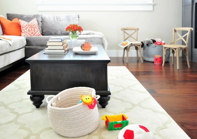 rum-städade-tips-vardagsrum-stolar-hörn-soffa-soffbord-leksaker-korgar-butik-stuva-böcker-vas