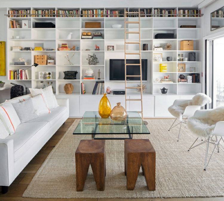 rum-städade-tips-fåtölj-soffa-pall-glas bord-stege-vägg hylla-dekoration-böcker-tv-fönster-matta