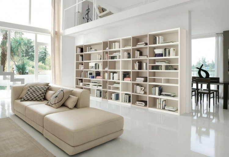 rum-städning-tips-partition-bokhylla-soffa-läder-vardagsrum-matplats-böcker-kuddar-fönster fram