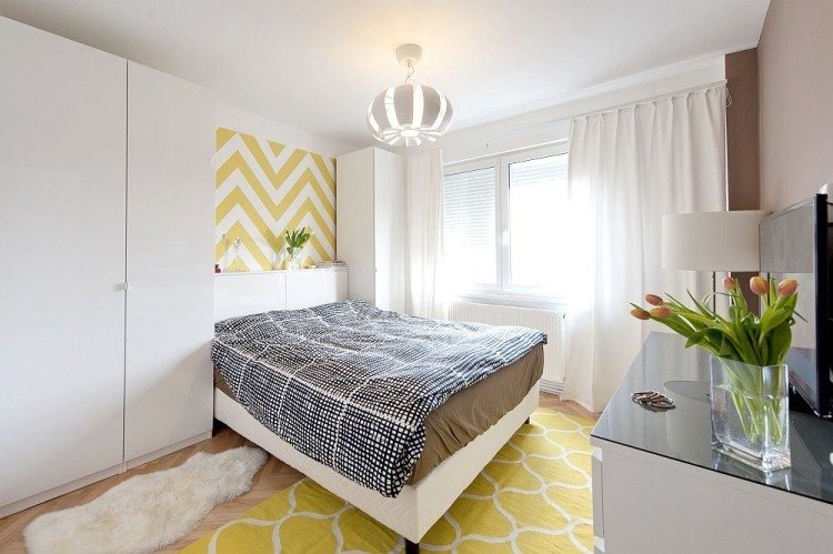 sovrum-färg-design-vit-vägg-färg-tapeter-gul-vit-chevron-mönster