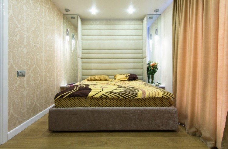 sovrum-färg-design-beige-barock-mönster-tapeter-grädde-vägg