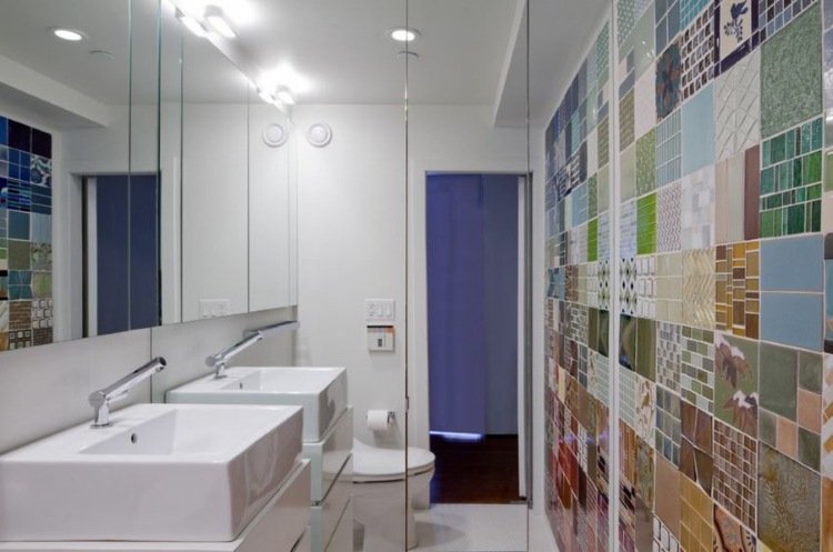 rum med spegel väggplattor färgglada design badrum