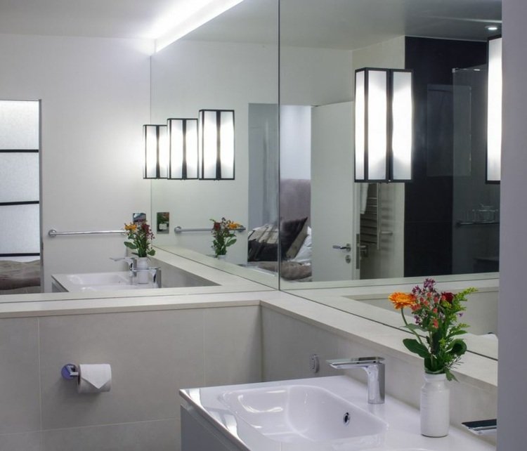 spegelvägg badrum minimalistiska handfat lampor