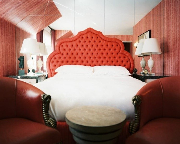 spegelvägg idé sovrum röd sänggavel klädsel vintage stil