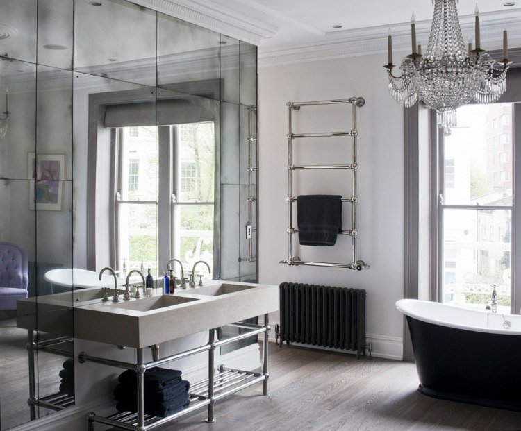 rum med spegelvägg badrum vintage ljuskrona handfat