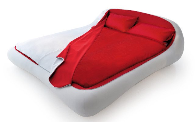 starka färger-se till-ett-gott-humör-modern-säng-röd-vit