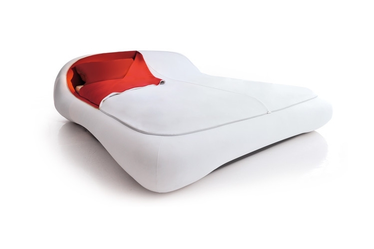 sovrum-säng-vit-röd-kudde-ergonomisk-design