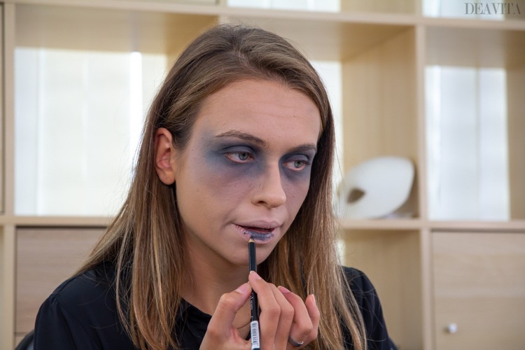 Zombie make-up kohl applicera läppar suddiga