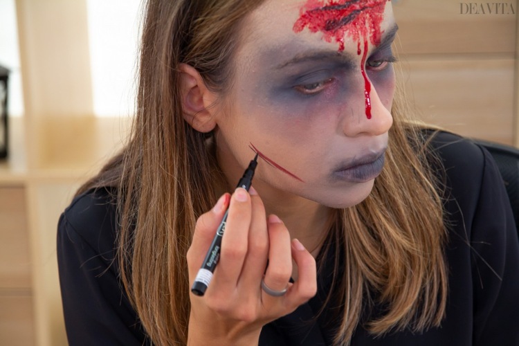 Zombie satt på eyeliner kinden rita linje