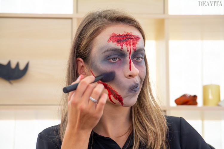 Zombie make-up svarta ögonskugga kontur kinder