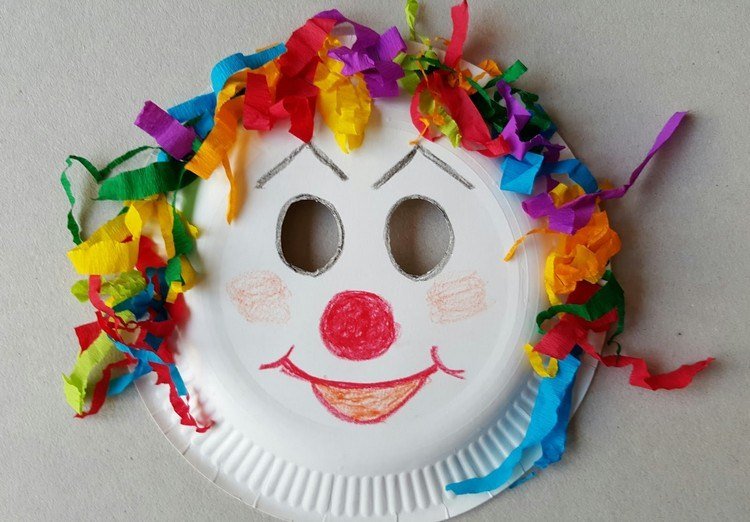 Clownmask gjord av pappersplatta med färgade pappersrester