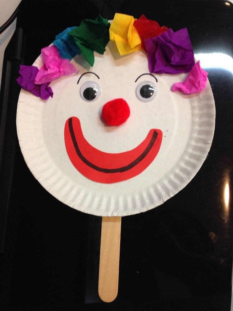 Clown lekdocka för karneval från papperstallrikar och pinnar