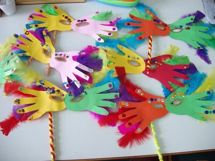 färgglada masker pyssla handavtryck dagis karneval