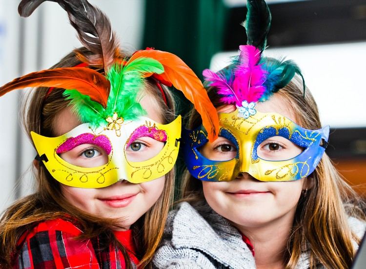 Mardi Gras pyssel i dagis karneval maskerar barn färgglada