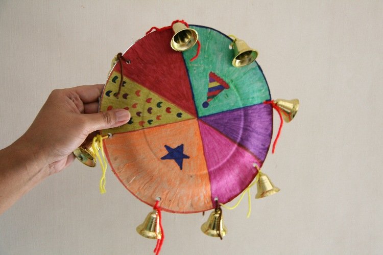 gör tamburin själv karnevalshantverk med barn med papperstallrikar