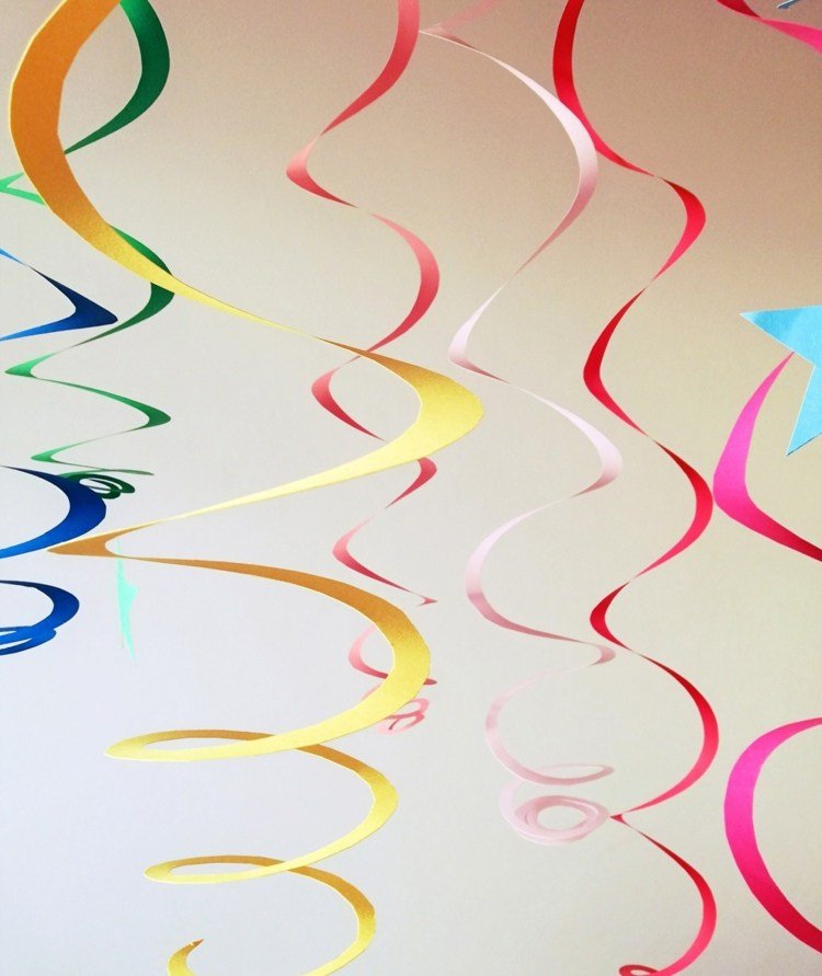 Färgglada spiraler att hänga upp som festdekoration för karnevalen