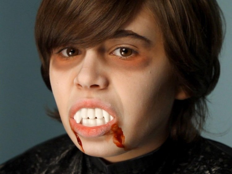 halloween-smink-barn-vampyr-instruktioner-vamir-tänder-blod-konstgjorda