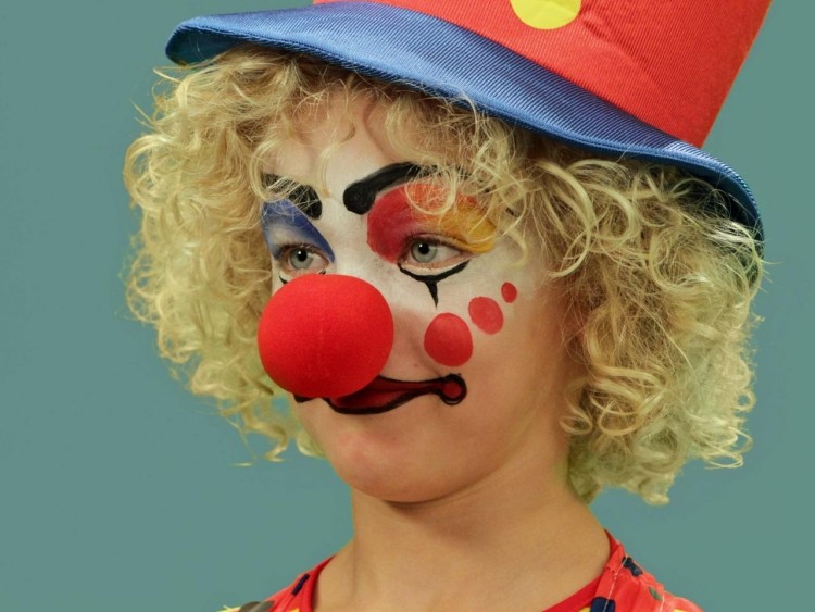 halloween-smink-barn-clown-instruktioner-röd-näsa-hatt