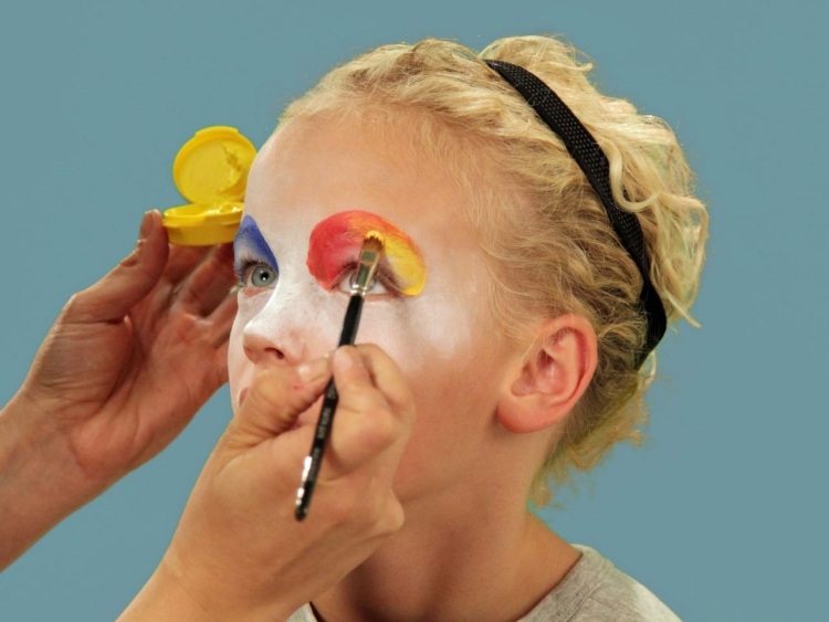 halloween-smink-barn-clown-instruktioner-ögon-orange-gul