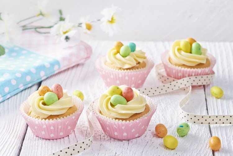 Påskbakning med barn cupcakes recept dekoration idéer