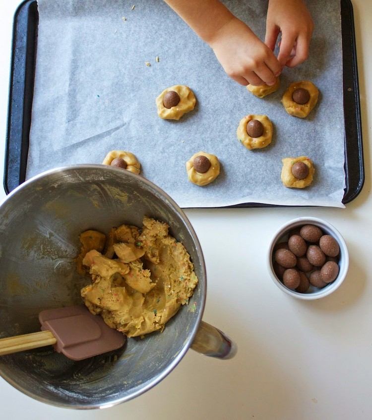 Påsk-bakning-med-barn-bakning-idéer-kakor-små-choklad-ägg