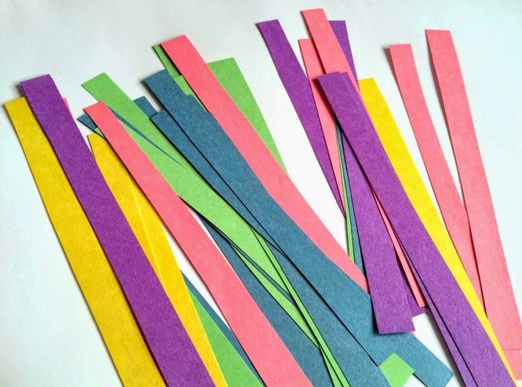 Påskfickor färgglada pappersremsor som ett hantverksmaterial