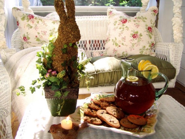 Gryta med te och citrongodisar firar påskharen i mitten