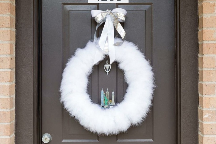 Liten lägenhet inrättad julkrans fjäder boa modern dörrkrans