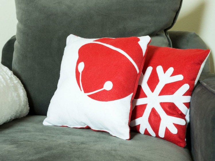 jul liten lägenhet inredning textilier soffor kuddar dekoration röd snöflinga klocka