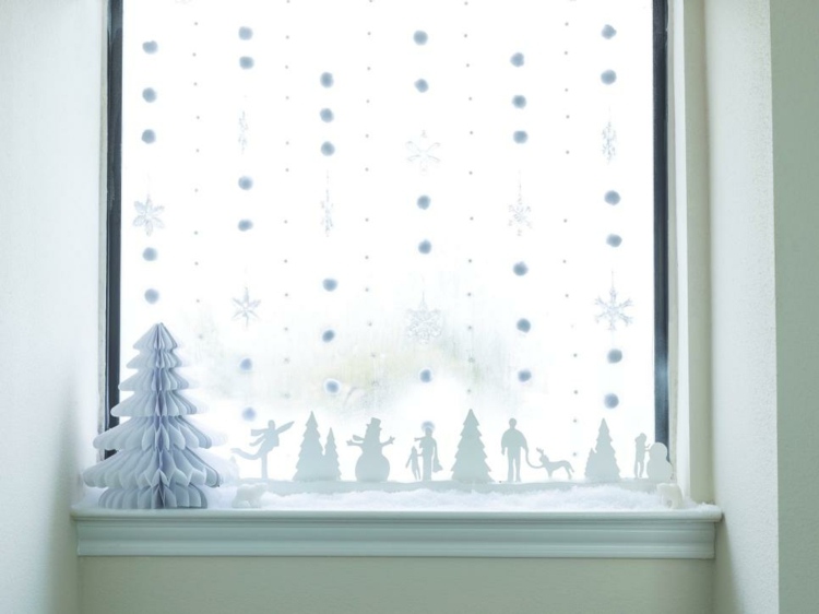 jul liten lägenhet ställa upp fönster dekoration idé snöflingor vaddera pom poms