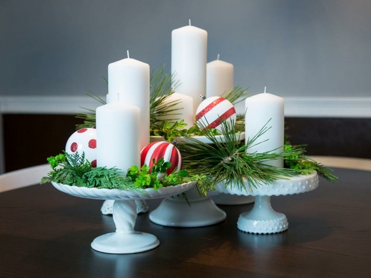 dekorera en liten lägenhet för julkaka tallrik tallrik porslin ljus julgranskulor