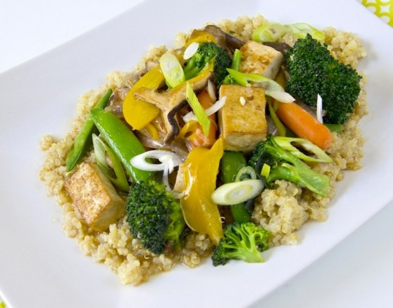 Jul-vegetarisk-huvudrätt-matlagning-quinoa-broccoli-paprika-svamp-ost