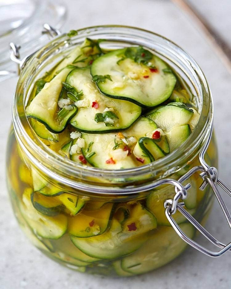 Olja och vitlök med chili- och zucchiniskivor - hälsosamma recept
