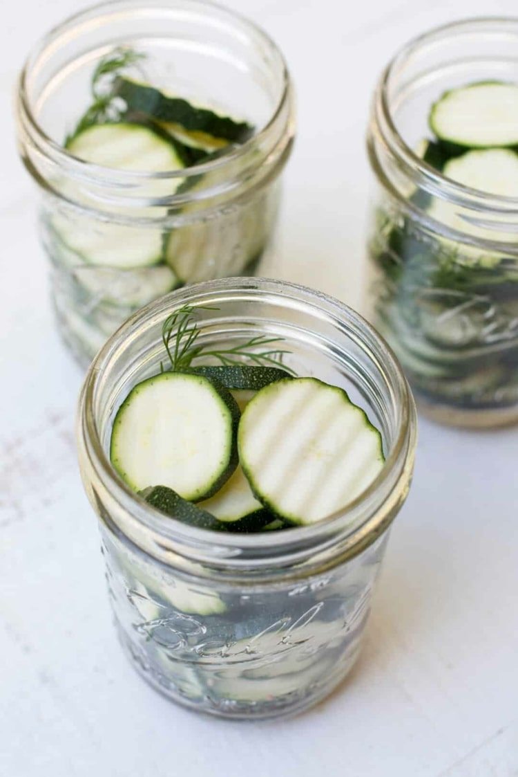 Pickling zucchini utan matlagning - snabb förberedelse för kylskåpet