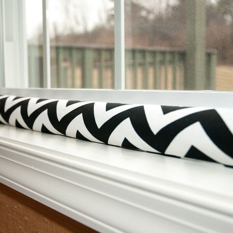 gör dragpropp själv diy windstopper dörrfönster hem tinker tyg tyg svartvitt fönster orm