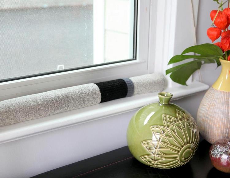 gör dragpropp själv diy vindstoppdörrfönster hemtinker gamla strumpor använder vasblomma