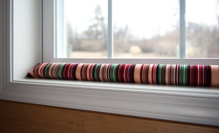 gör dragpropp själv DIY vindstoppdörrfönster hemma tinker färgade färgglada ränder isolera vinterens energieffektivitet spara uppvärmningskostnader