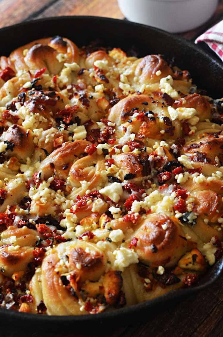 Zupfbrot Recept Snigelbröd med soltorkade tomater, basilika, mozzarella och fetaost