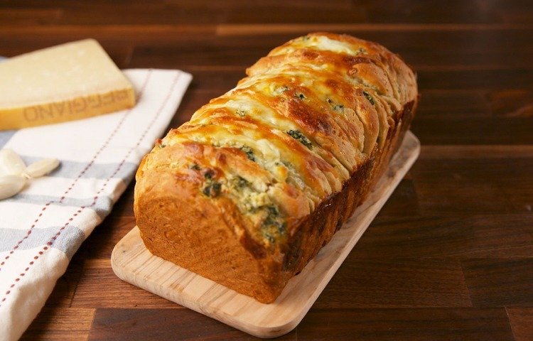 Rynkat bröd med örter och mozzarella från brödformen Recept